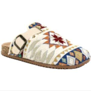 NWOT Dirty Laundry Magnolia Round Closed Toe Tapestry Clogs Slip-on Shoes size 8